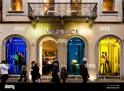 negozi versace centro comm caserta|Trova la boutique Versace più vicina .